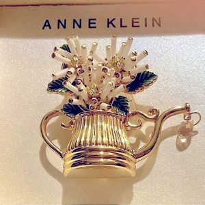 ANNE KLEIN BROOCH GOLD TONE WATERING CAN WITH FLOWERS AND  WATER DROP GEM